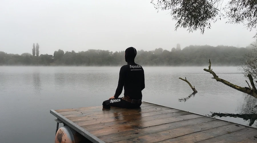 Apnoetaucher Tom Sietas sitzt am Steg im Regen