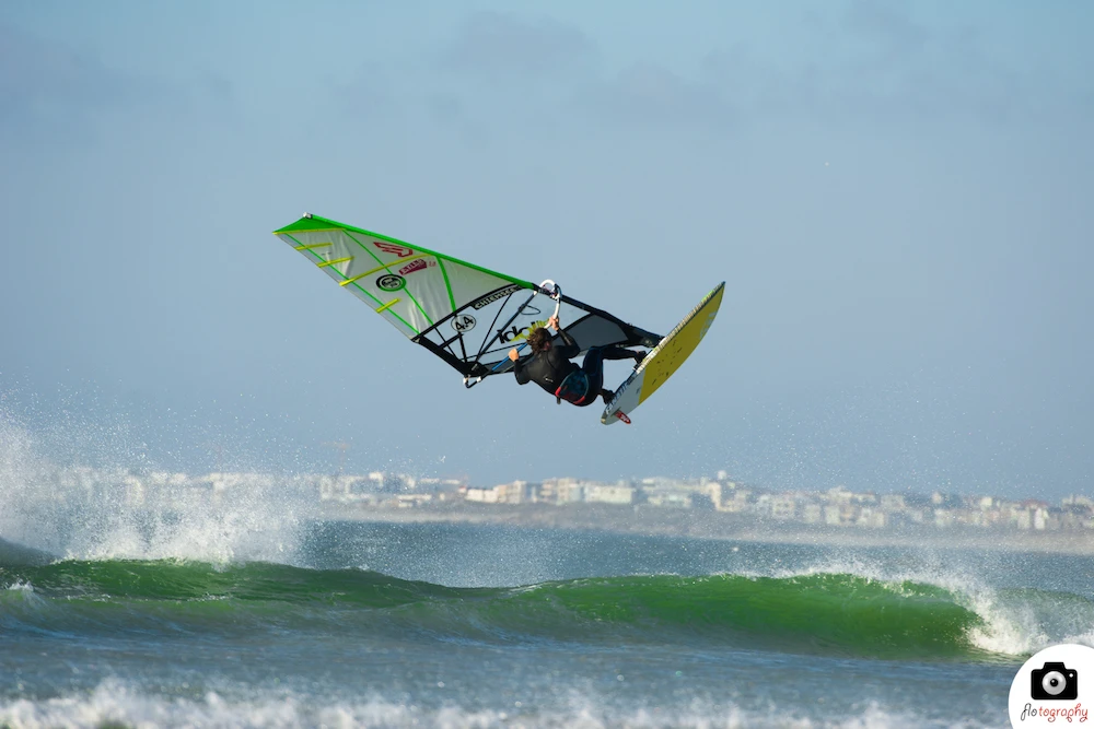 Marco Lufen beim Windsurfen macht einen Sprung