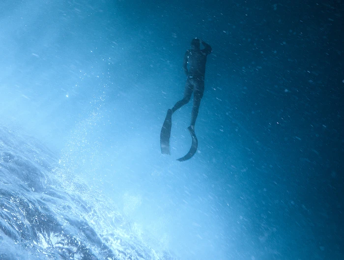 Apnoetaucher im Wasser