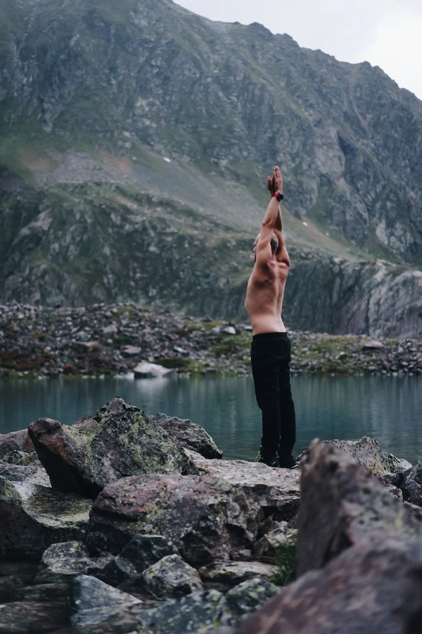 Timo Niessner am See nach Selbstexperiment mit Freediving und Corona