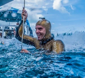 Alexey Molchanov lacht über Wasser Interview