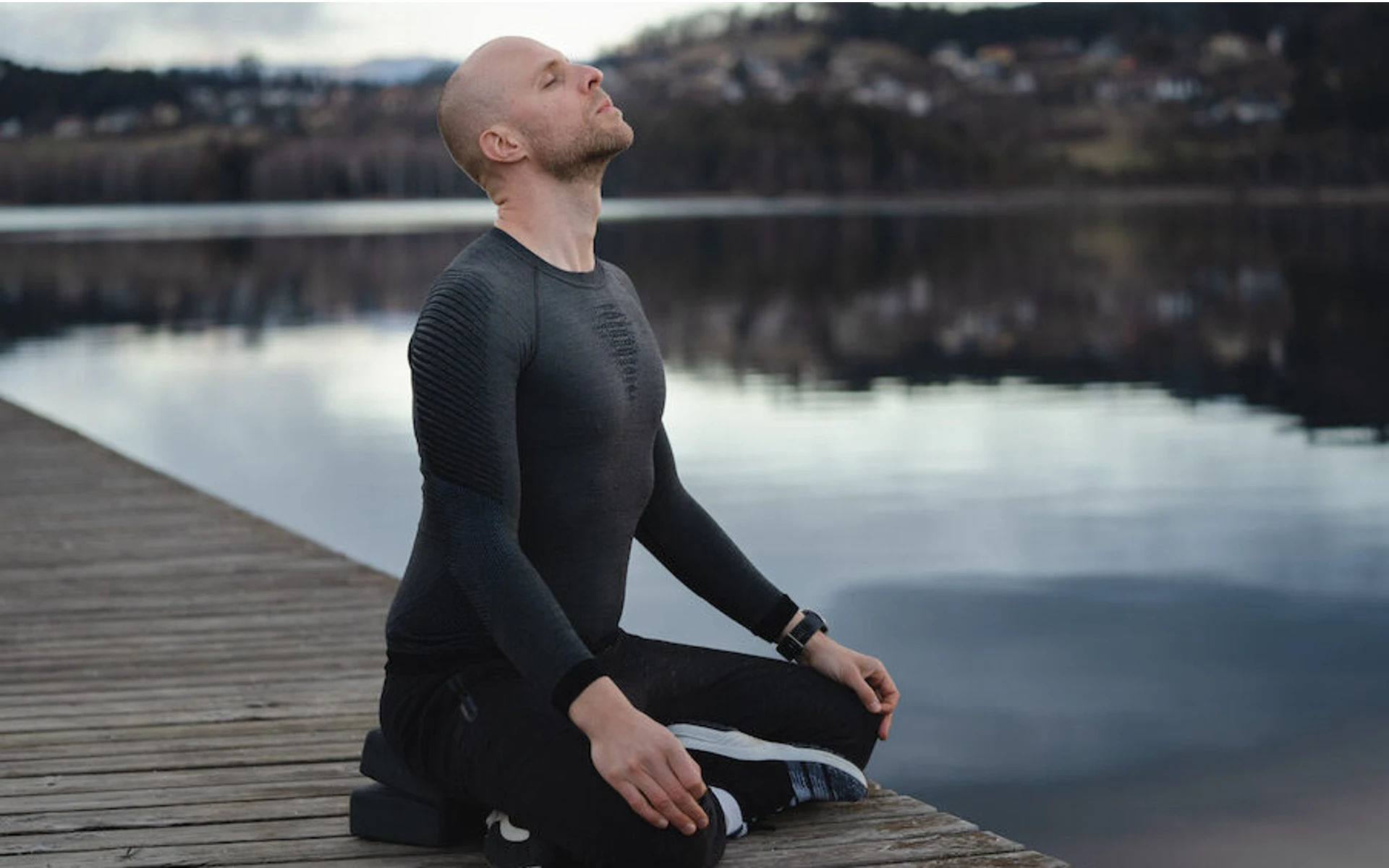 Timo Niessner zeigt mit einer Atemübung wie die Atmung funktioniert