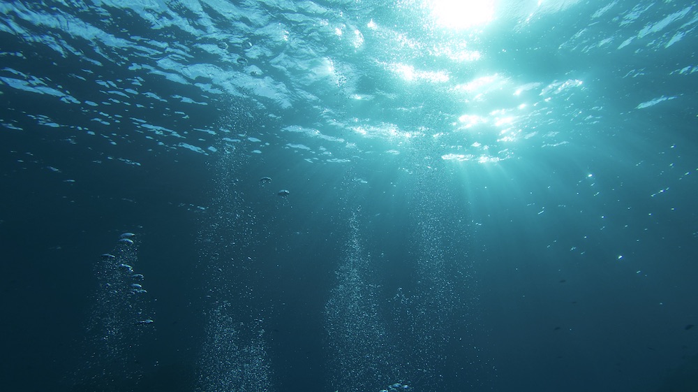 Unterwasserfoto Richtung Oberfläche und einigen Lichtstrahlen