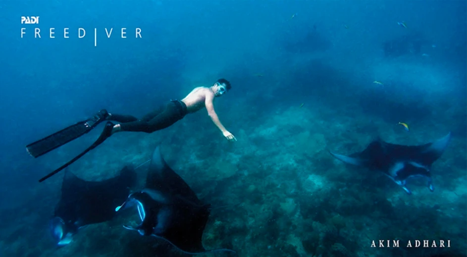 Freediver Akim Adhari im Wasser