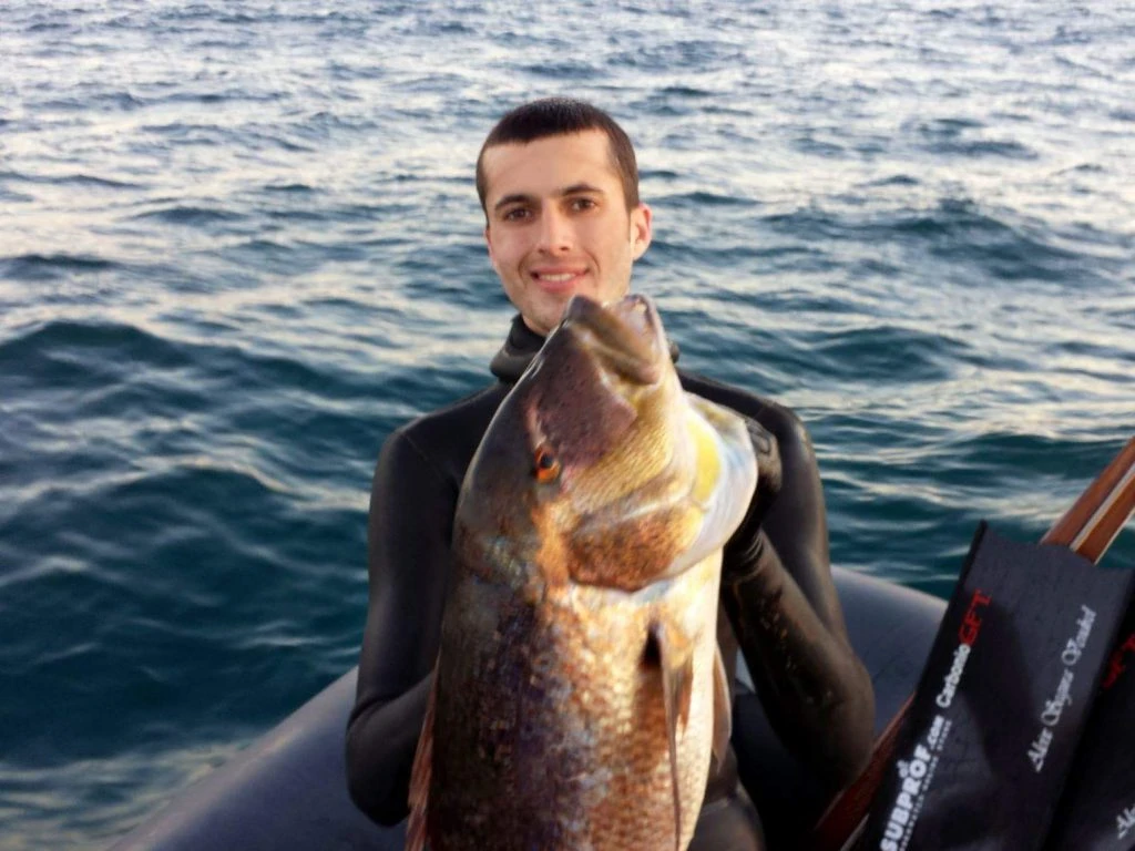 Aleix Segura Vendrell mit Fisch im Waser