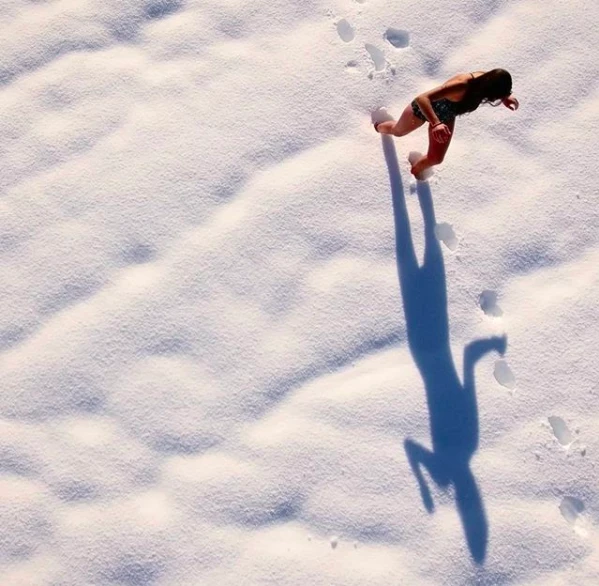 Kiki Bosch geht im Badeanzug durch den Schnee