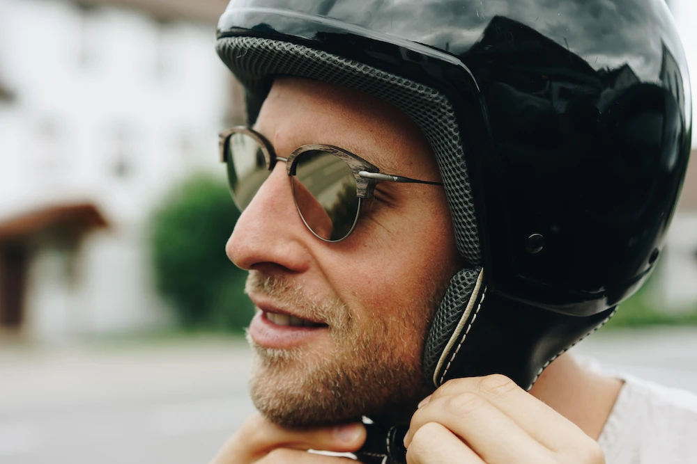 Timo Niessner mit Motorradhelm zeigt, was Lust auf Veränderung bedeutet