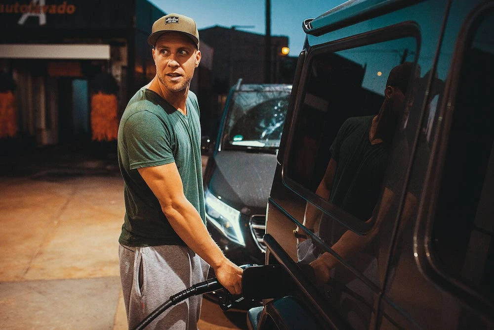 Timo Niessner tankt Auto voll für Energie