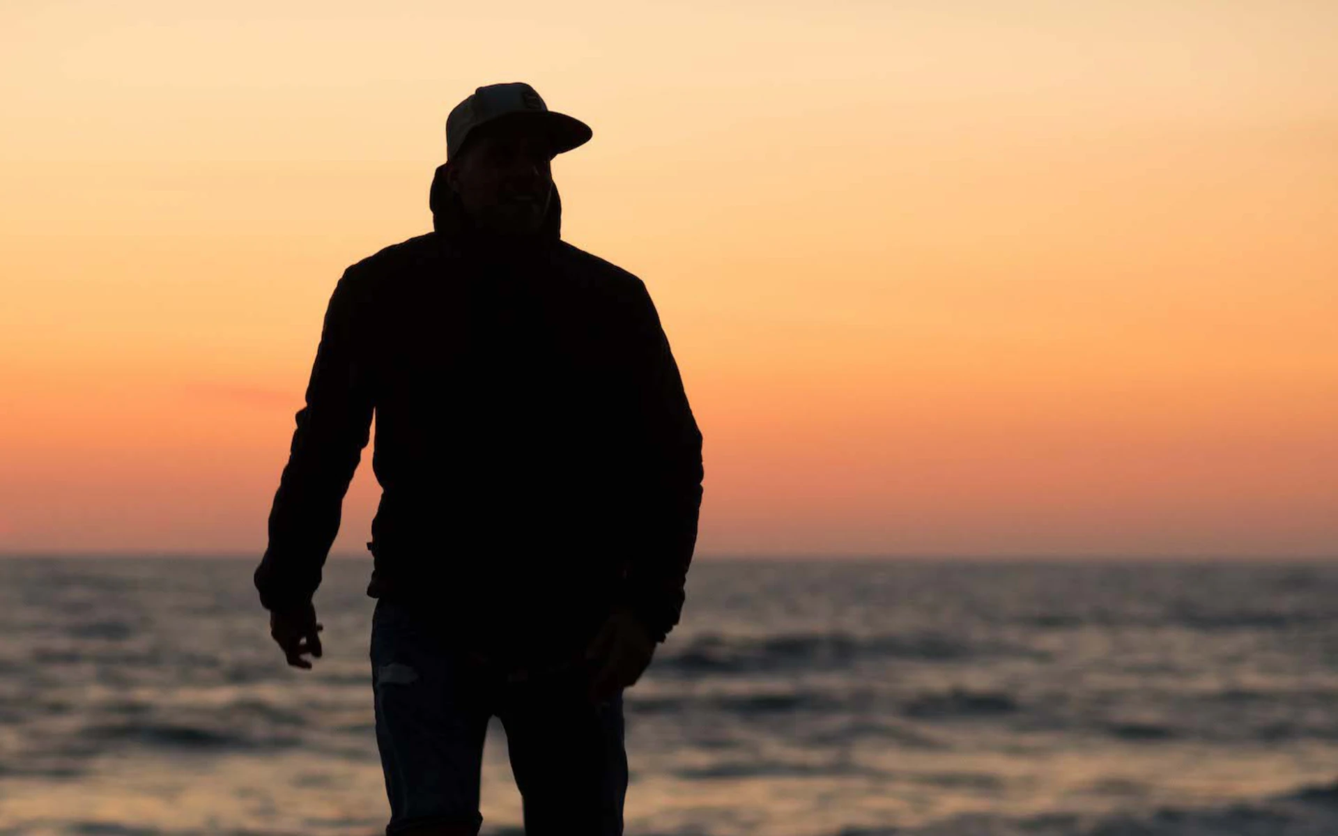 Timo Niessner vor einem Sonnenuntergang schreibt über Zeit ist Geld Mindset